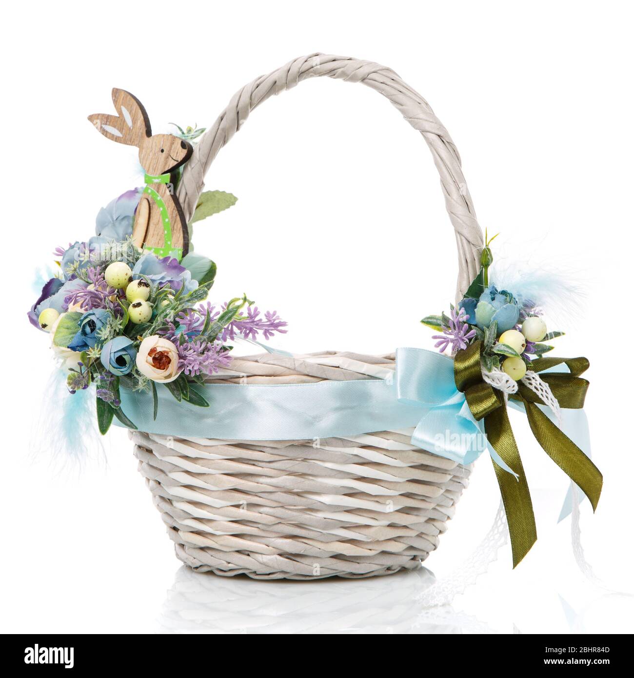 Provence arrangements floraux de Pâques sur un panier en osier avec une vigne. Isolé Banque D'Images