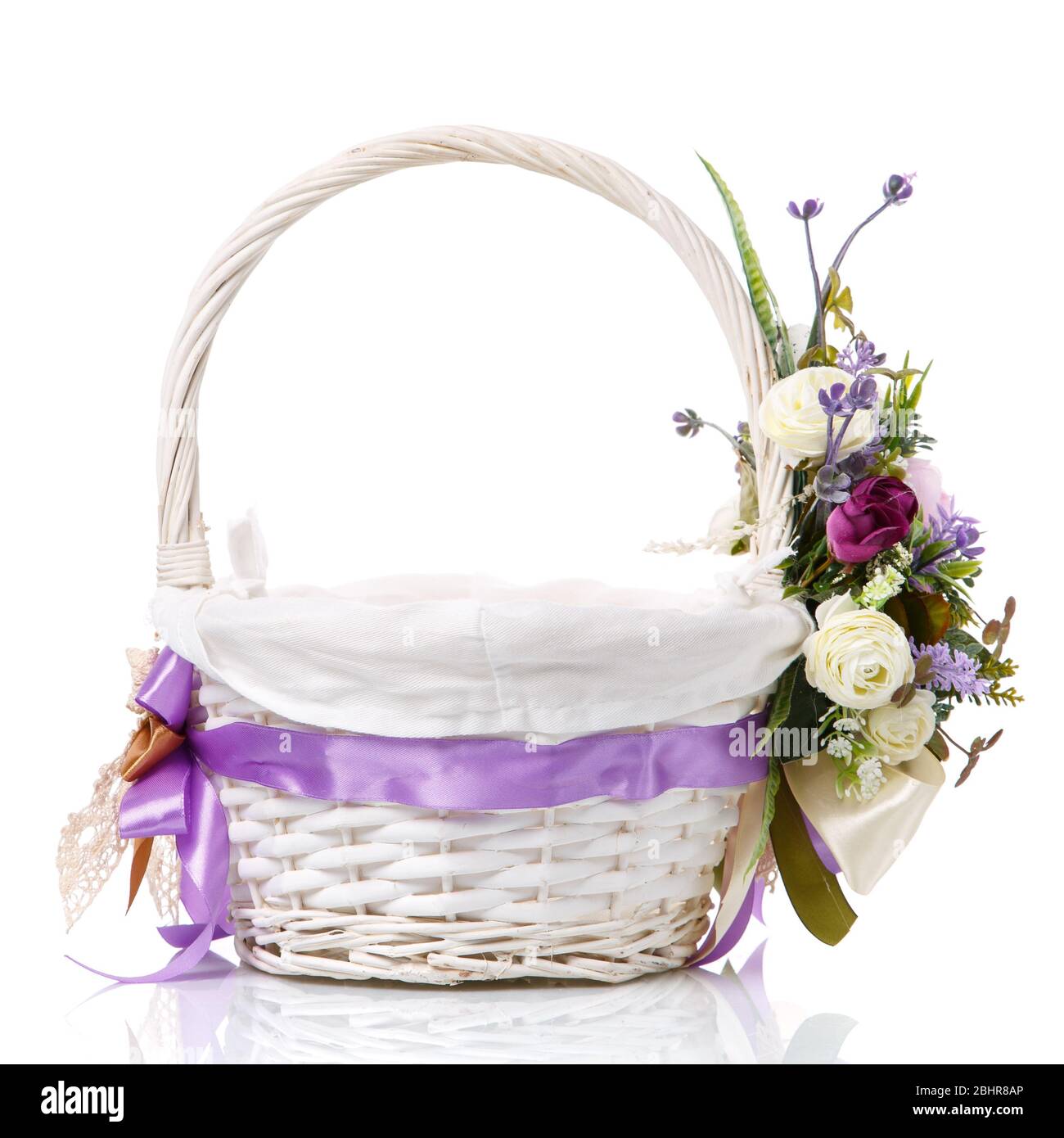 Magnifique panier décoratif avec fleurs pour la fête de Pâques sur fond blanc Banque D'Images