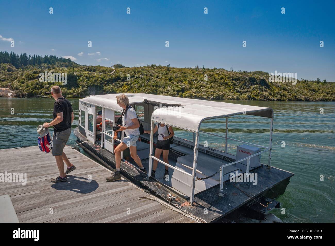 Bateau transportant des visiteurs à travers le lac Ohakuri jusqu'au parc thermal Orakei Korako, zone volcanique Taupo, région de Waikato, île du Nord, Nouvelle-Zélande Banque D'Images