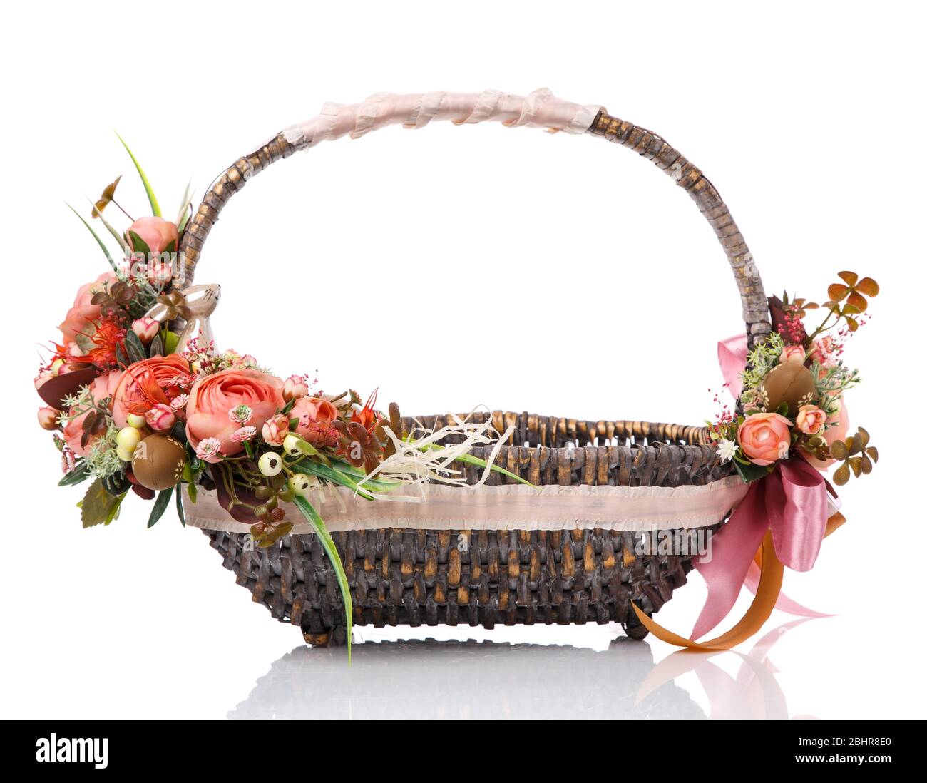 Magnifique panier décoratif avec fleurs pour la fête de Pâques sur fond blanc Banque D'Images