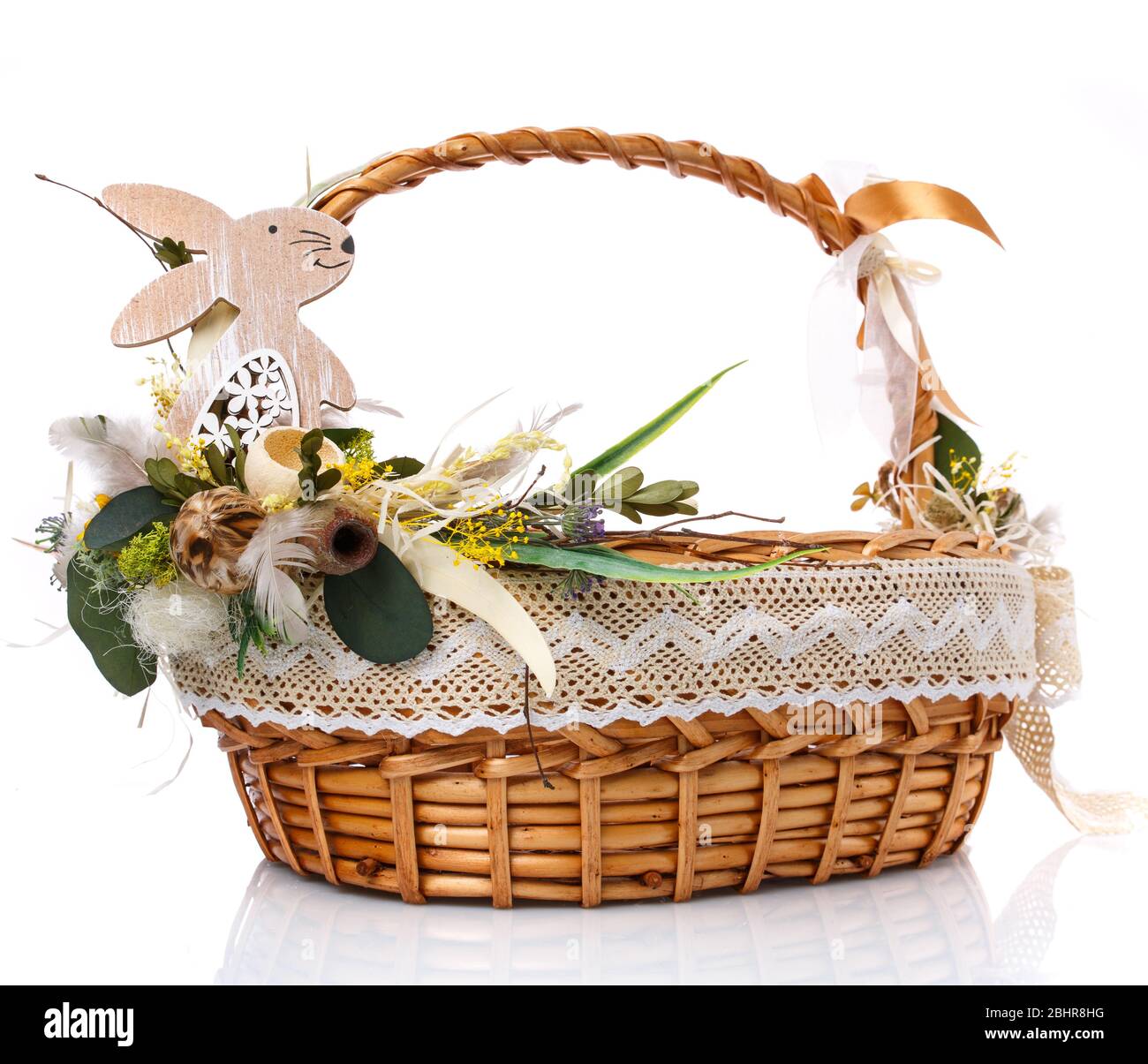 Magnifique panier décoratif avec fleurs pour la fête de Pâques sur fond blanc Banque D'Images