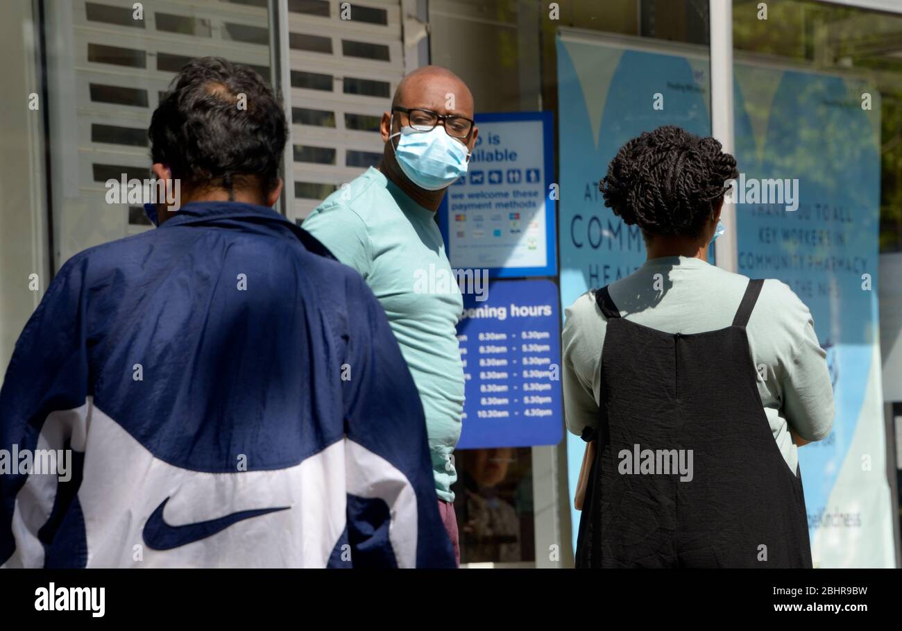 L'homme dans le masque se tourne vers la recherche, dans la file d'attente pour la boutique Banque D'Images