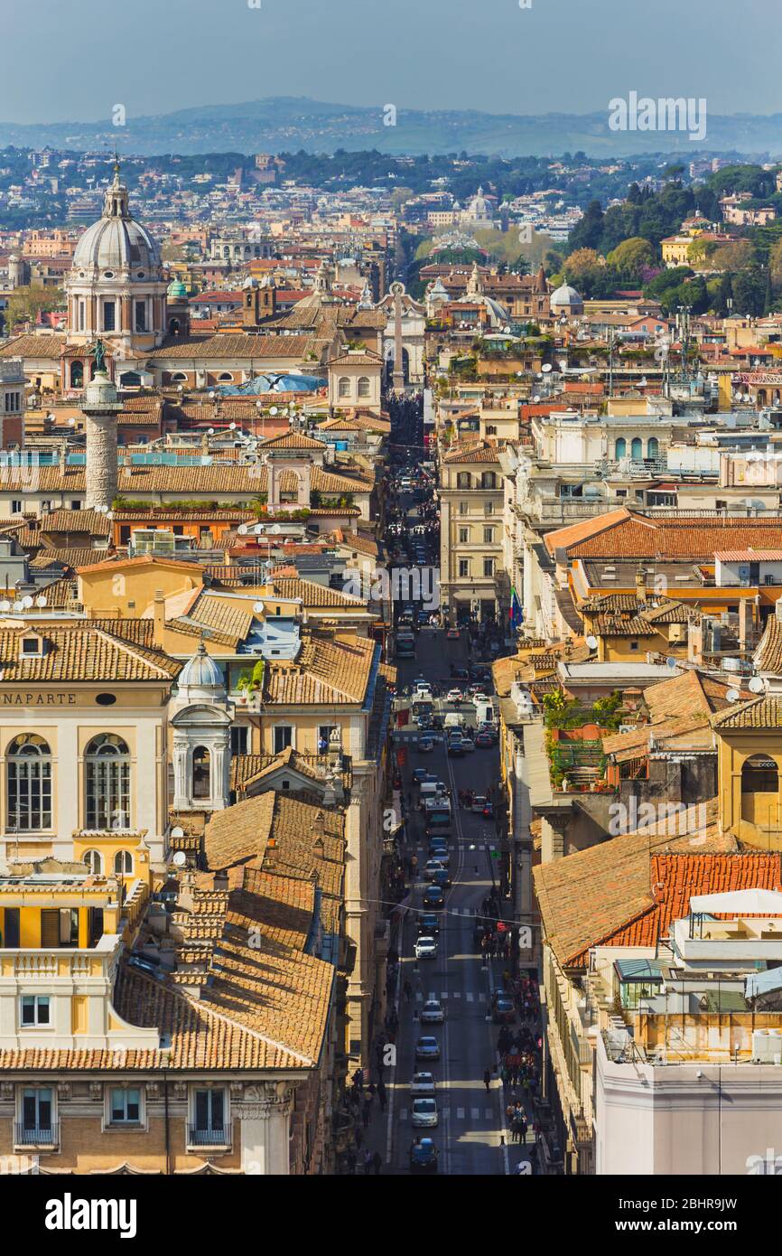 Rome, Italie. Les toits offrent une vue sur la via del Corso depuis le sommet du monument Vittorio Emanuele II. Banque D'Images