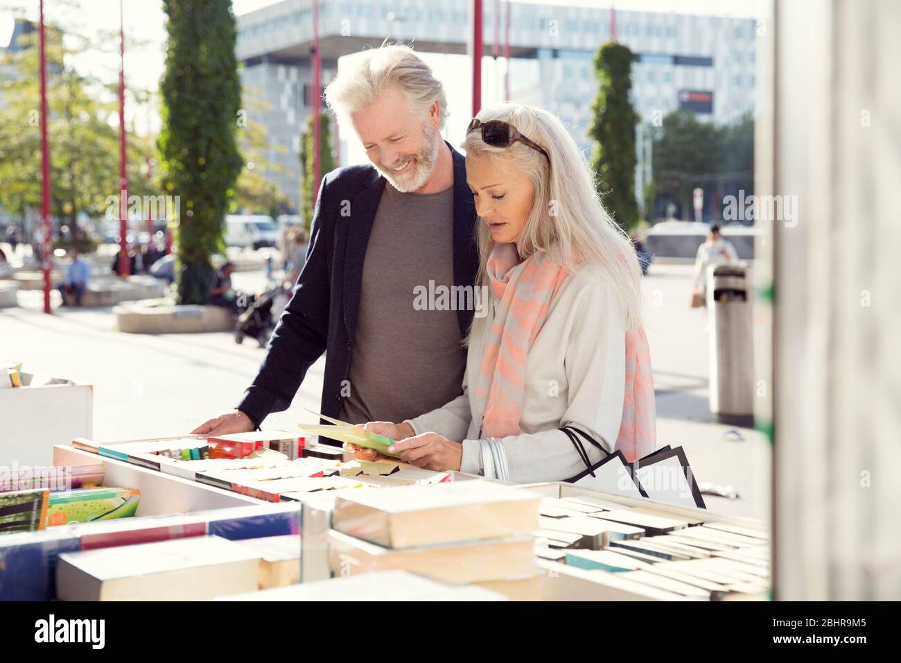 Un couple regardant des livres sur un marché décrochage. Banque D'Images