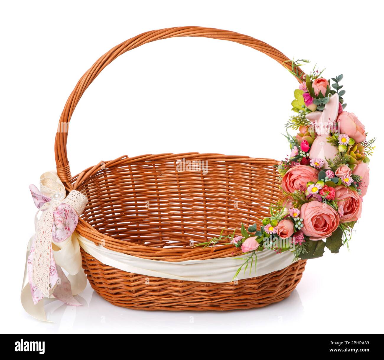 Magnifique panier décoratif avec fleurs pour la fête de Pâques sur fond blanc Banque D'Images