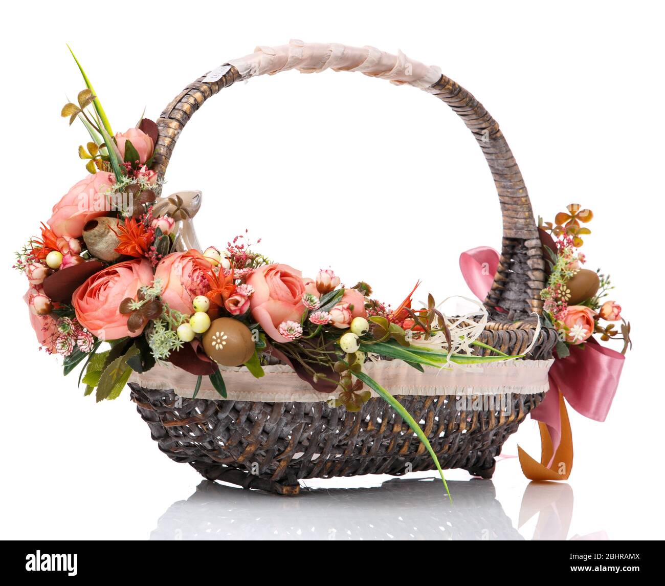 Panier de pâques fait main dans un style vintage. Isolé sur fond blanc. Banque D'Images