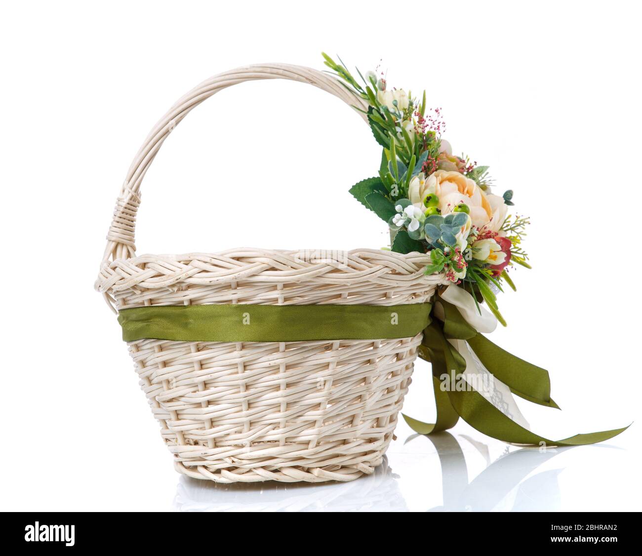 Panier en osier naturel avec fleurs et rubans. Magnifique noeud sur le côté. Isolé Banque D'Images