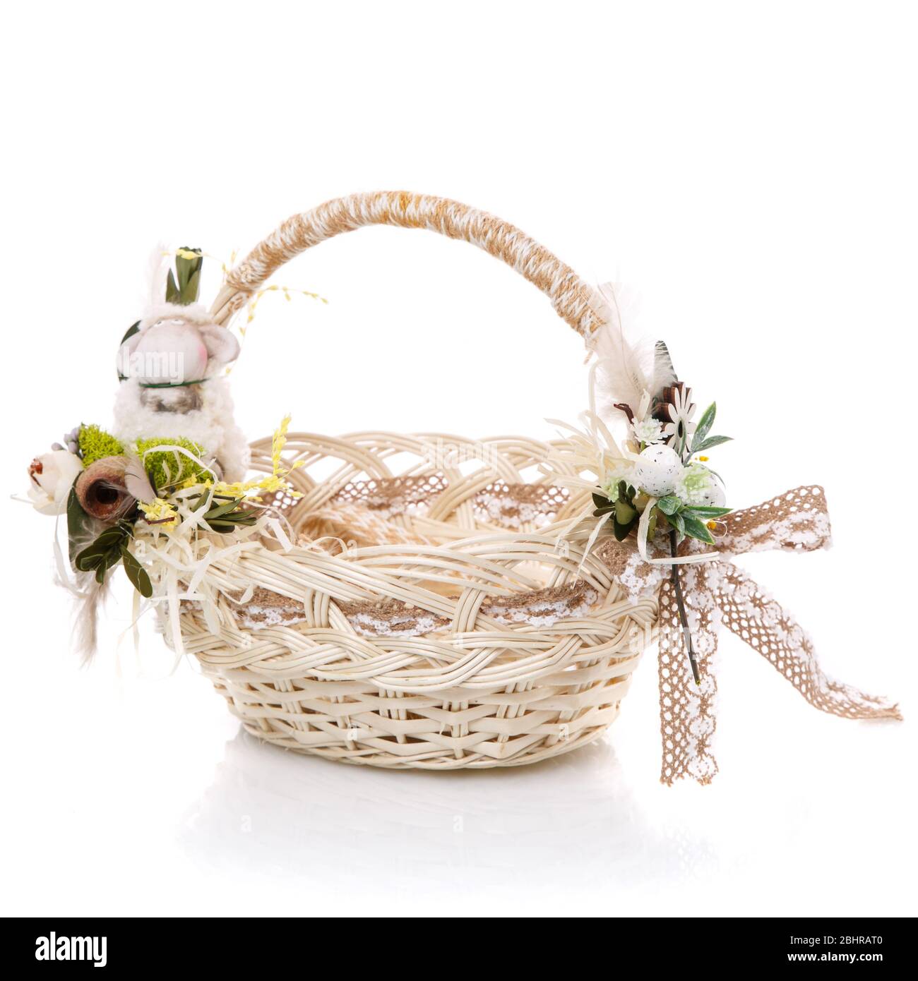 Magnifique panier décoratif avec fleurs pour la fête de Pâques sur fond blanc Banque D'Images