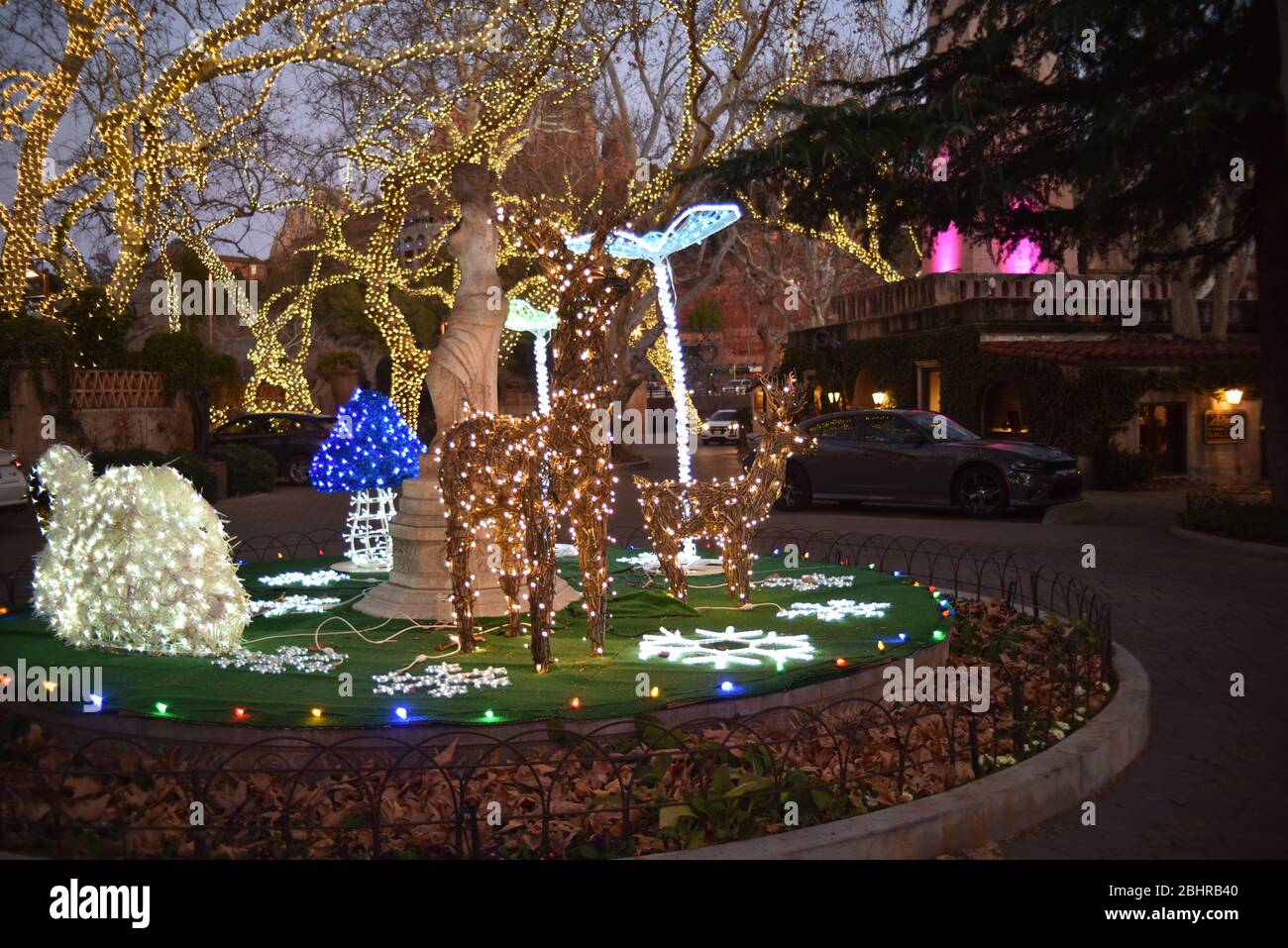 Sedona, AZ. États-Unis 31 décembre 2019.Tlaquepaque village. Lumières de vacances, guirlandes, couronnes et pointsettias. Boutiques pittoresques, restaurants raffinés Banque D'Images