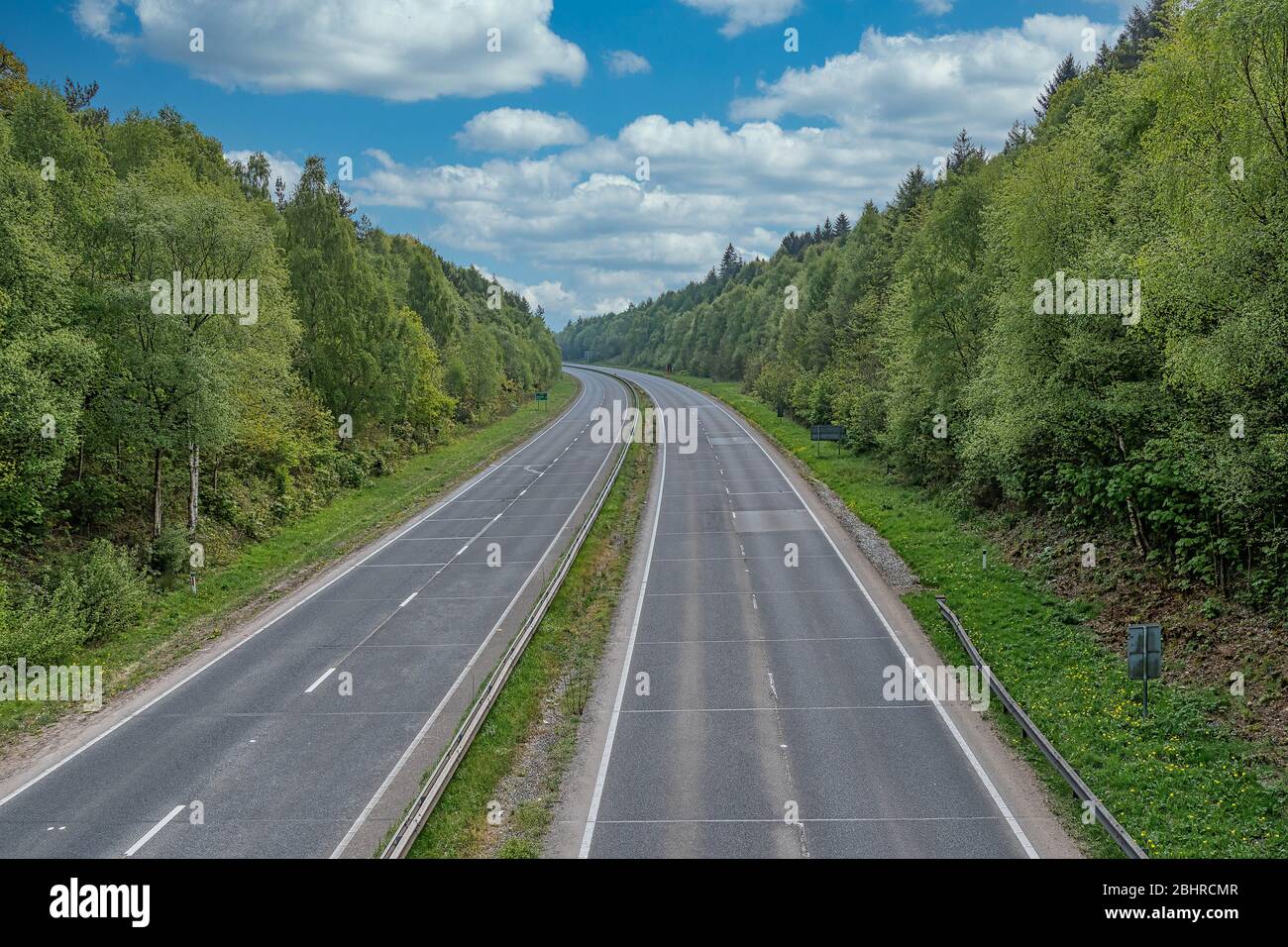 Une route principale déserte normalement occupée. L'A55 est la route principale de l'Angleterre au Pays de Galles du Nord, normalement pleine de trafic Banque D'Images