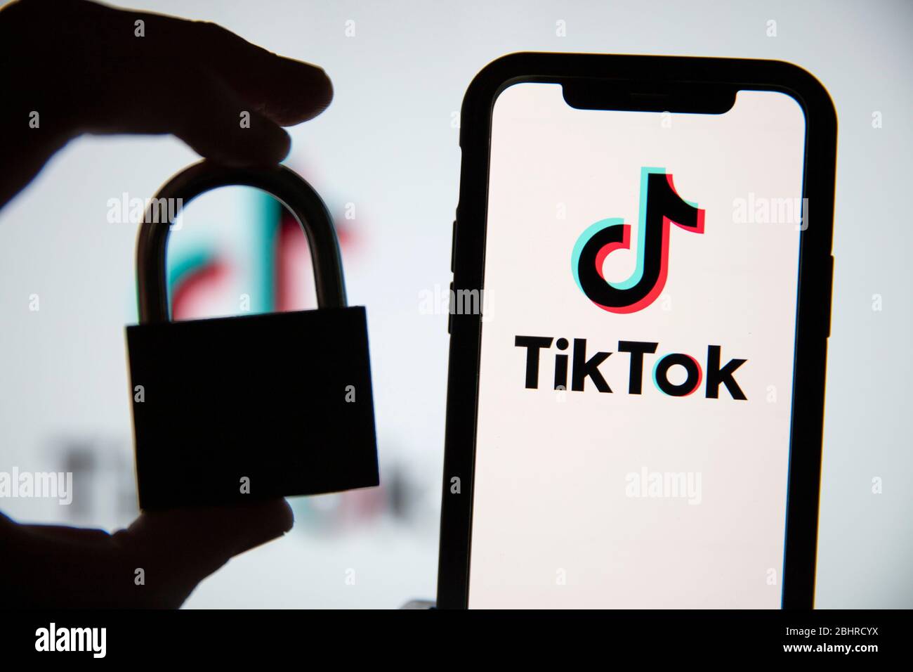 LONDRES, Royaume-Uni - 27 avril 2020 : icône Tik Tok sur les réseaux sociaux avec cadenas de sécurité Banque D'Images
