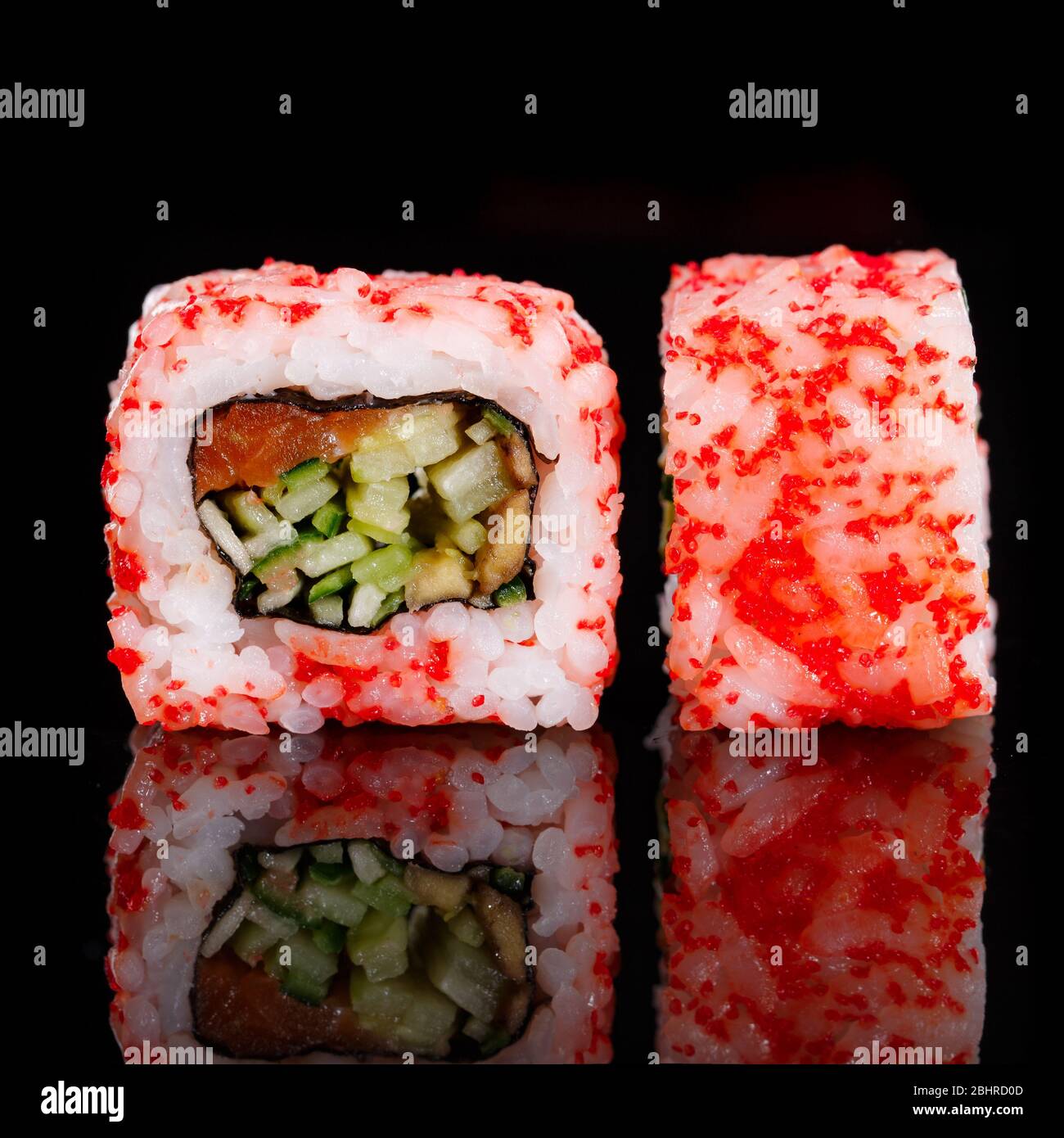 Sushis japonais traditionnels frais sur fond noir. Banque D'Images