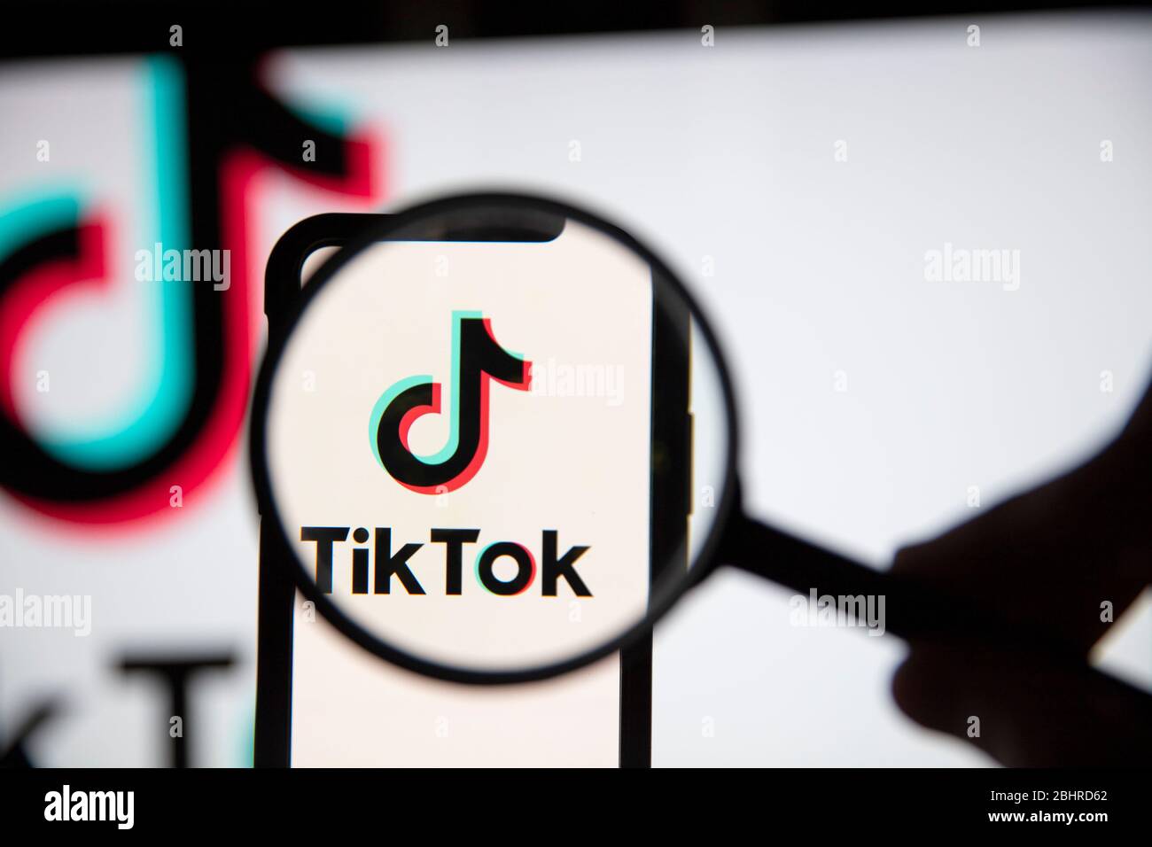LONDRES, Royaume-Uni - 27 avril 2020 : icône d'application de médias sociaux Tik Tok sous microscope Banque D'Images