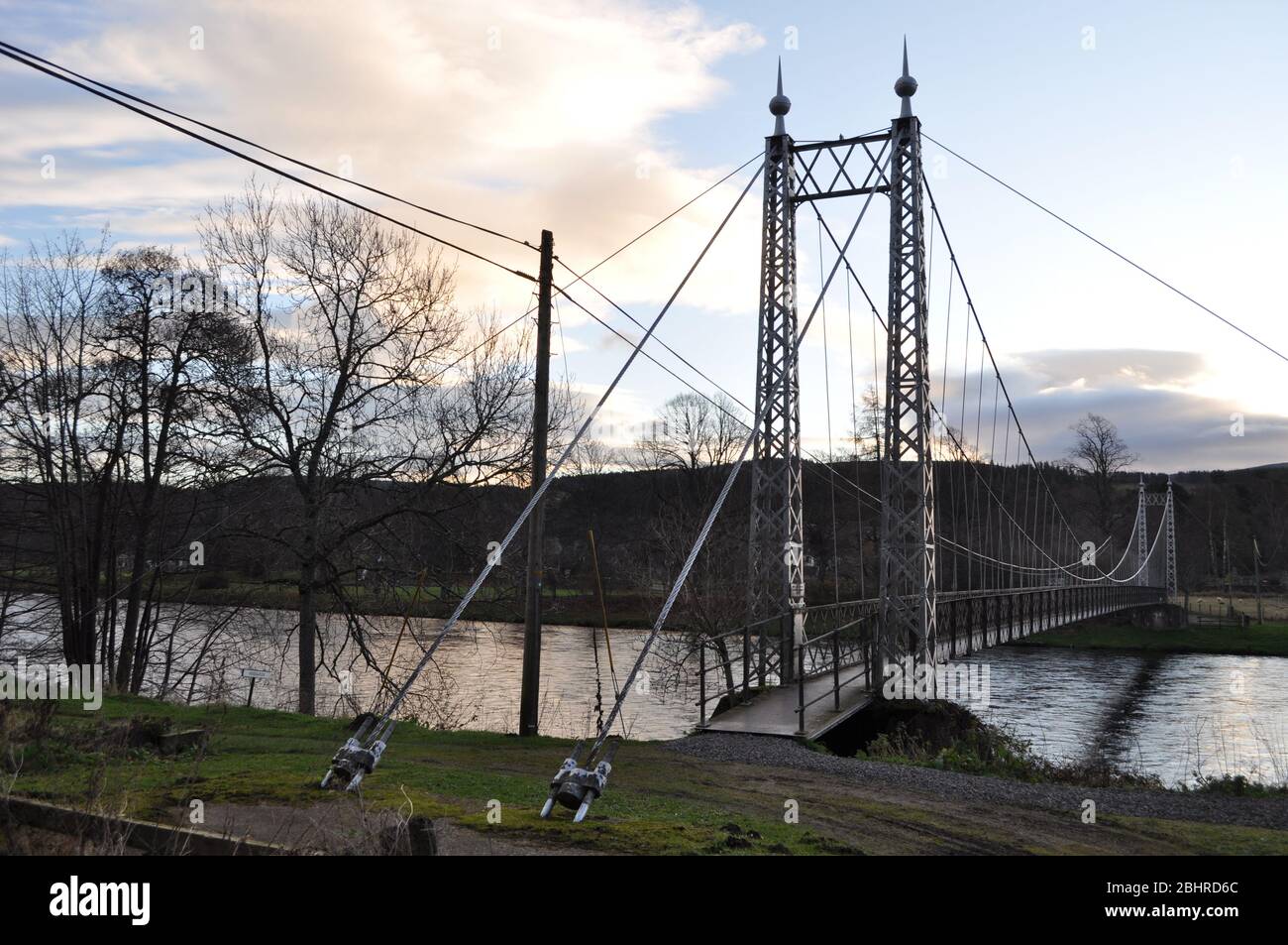 Victoria Bridge, Aberlour, Moray, Écosse, Royaume-Uni. Enjambant la rivière Spey. Le pont a été construit par James Abernethy and Co. En 1902 pour remplacer un ferry, A Banque D'Images