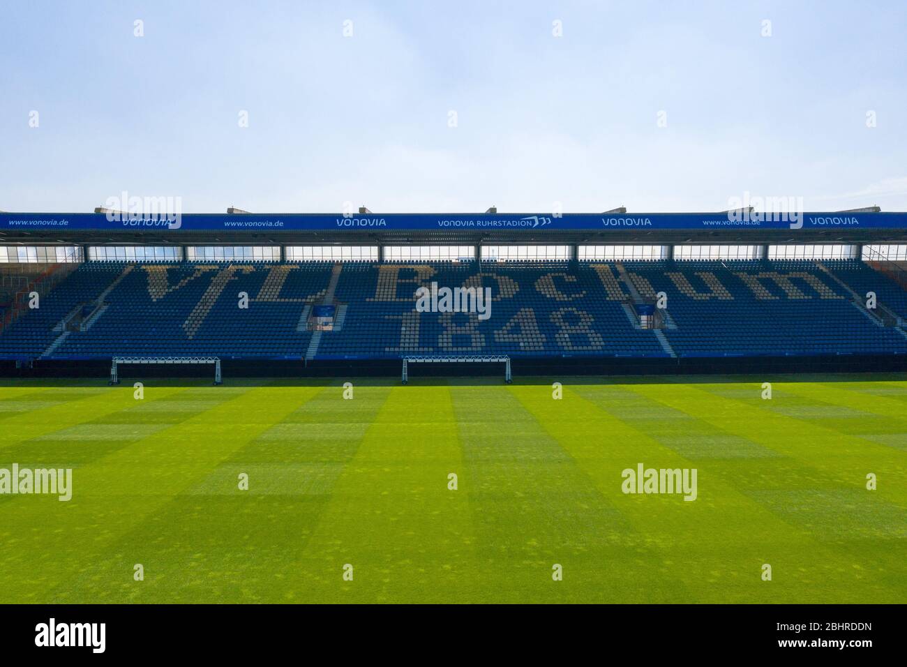 Bochum, Allemagne. 27 avril 2020. firo: 27.04.2020, football, 2.Bundesliga, saison 2019/2020, VFL Bochum 1848, suspension de matchdaye jusqu'au début mai 2020, à cause de Corona, Coronavirus, Covid-19, VONOVIA RUHRSTADION, de dessus, photo aérienne, drone, une photo, vide, stade de terrain de damit, Albone, Live, Albone, didried, de/Live News Banque D'Images