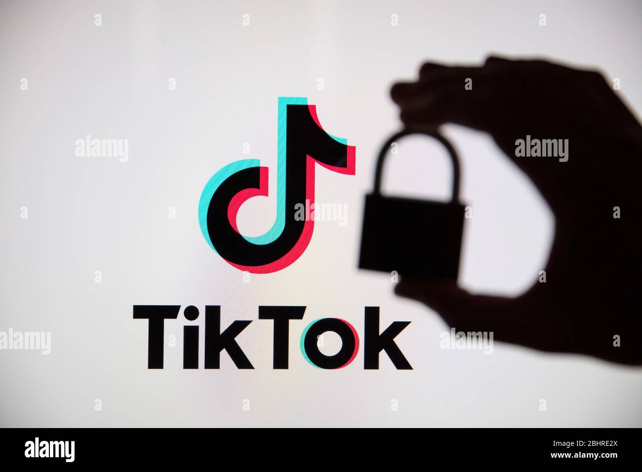 LONDRES, Royaume-Uni - 27 avril 2020 : icône Tik Tok sur les réseaux sociaux avec cadenas de sécurité Banque D'Images
