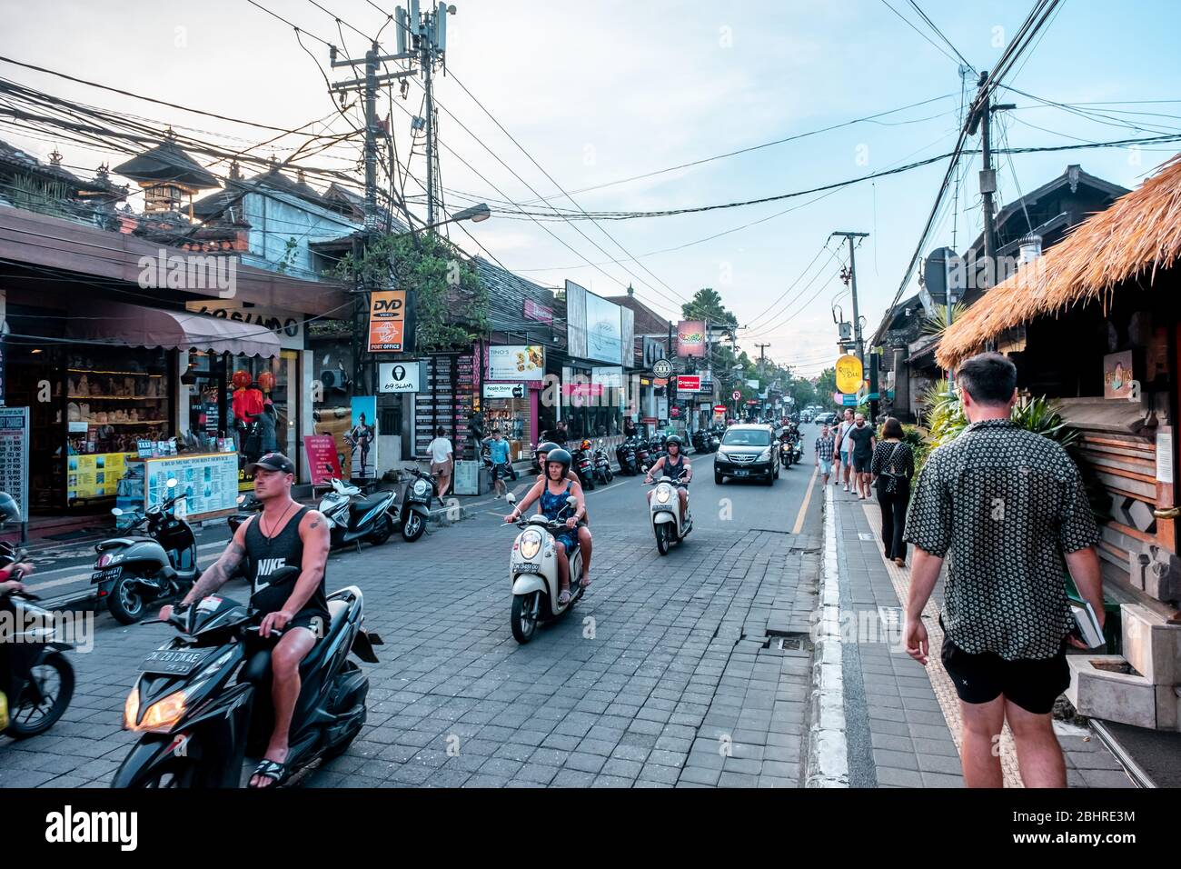 Vue sur la rue de Monkey Forest Road dans la province d'Ubud, île de Bali Banque D'Images