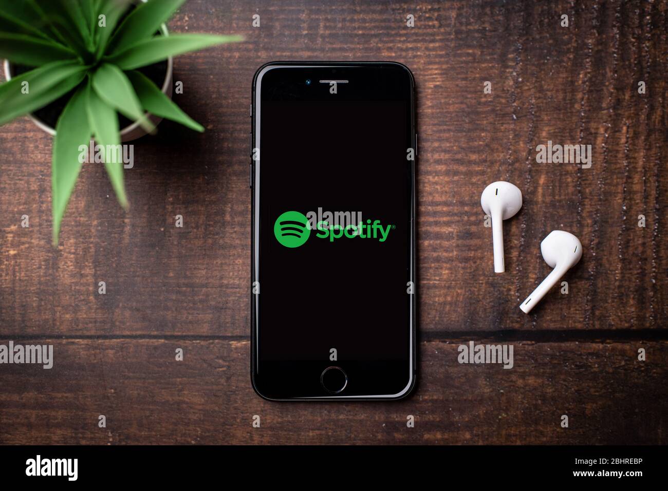 Antalya, TURQUIE - 25 avril 2020. Écran de smartphone iPhone montrant le logo Spotify. Covid-19 concept de quarantaine de Coronavirus séjour à la maison Banque D'Images