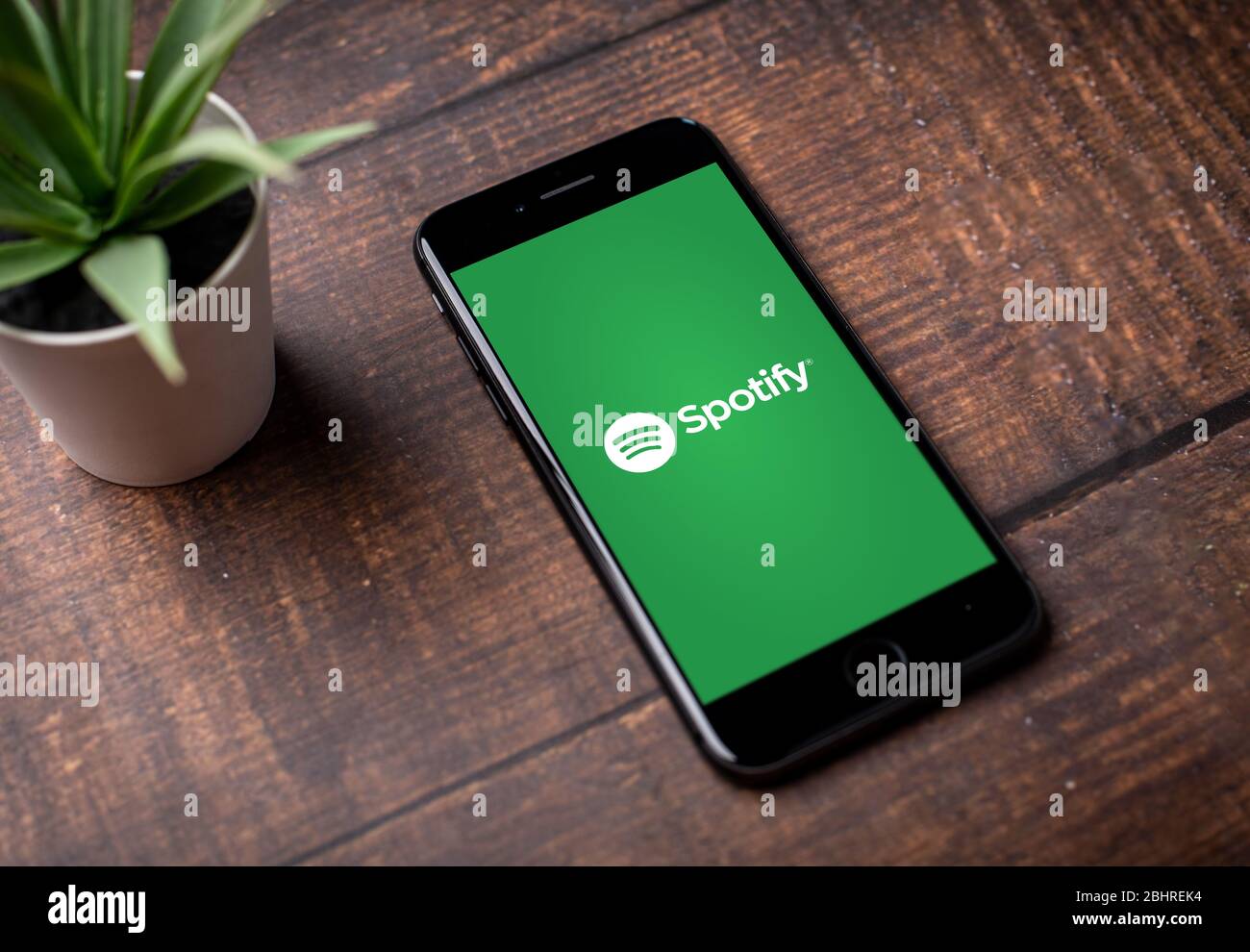 Antalya, TURQUIE - 25 avril 2020. Écran de smartphone iPhone montrant le logo Spotify. Covid-19 concept de quarantaine de Coronavirus séjour à la maison Banque D'Images