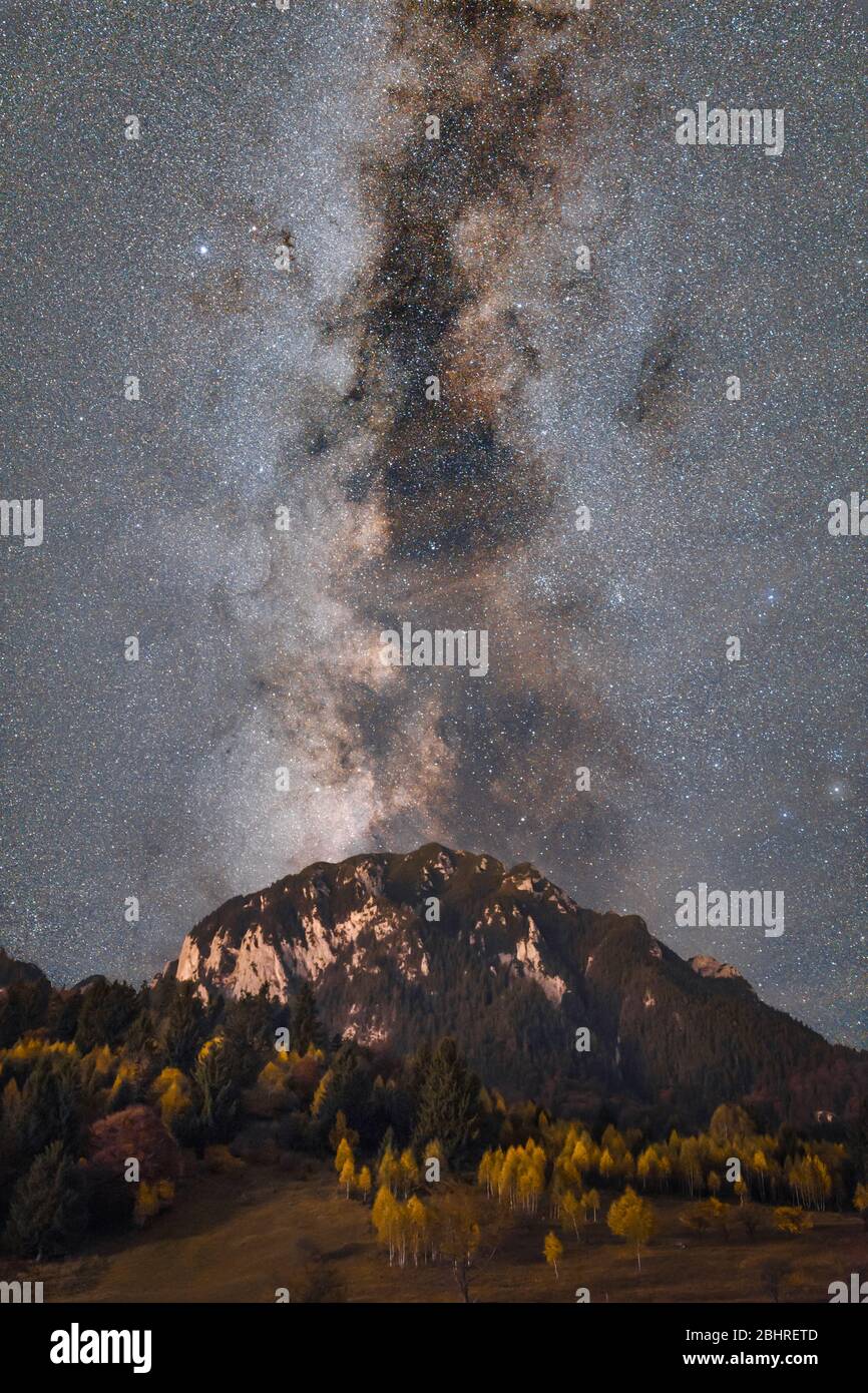 Milky Way au-dessus des montagnes Piatra Craiului en Roumanie Banque D'Images