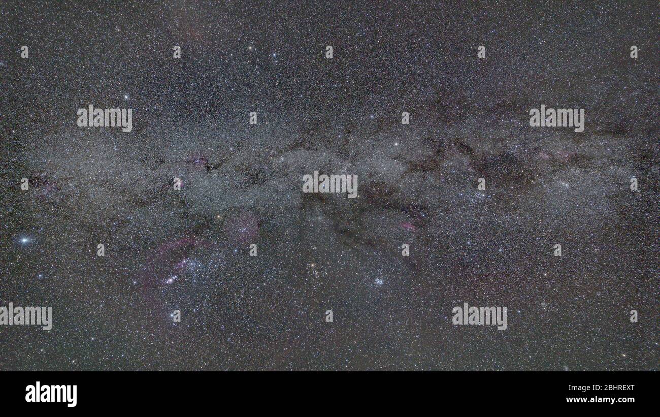 Partie de la galaxie de la voie lactée prise sur le ciel d'hiver de Roumanie Banque D'Images