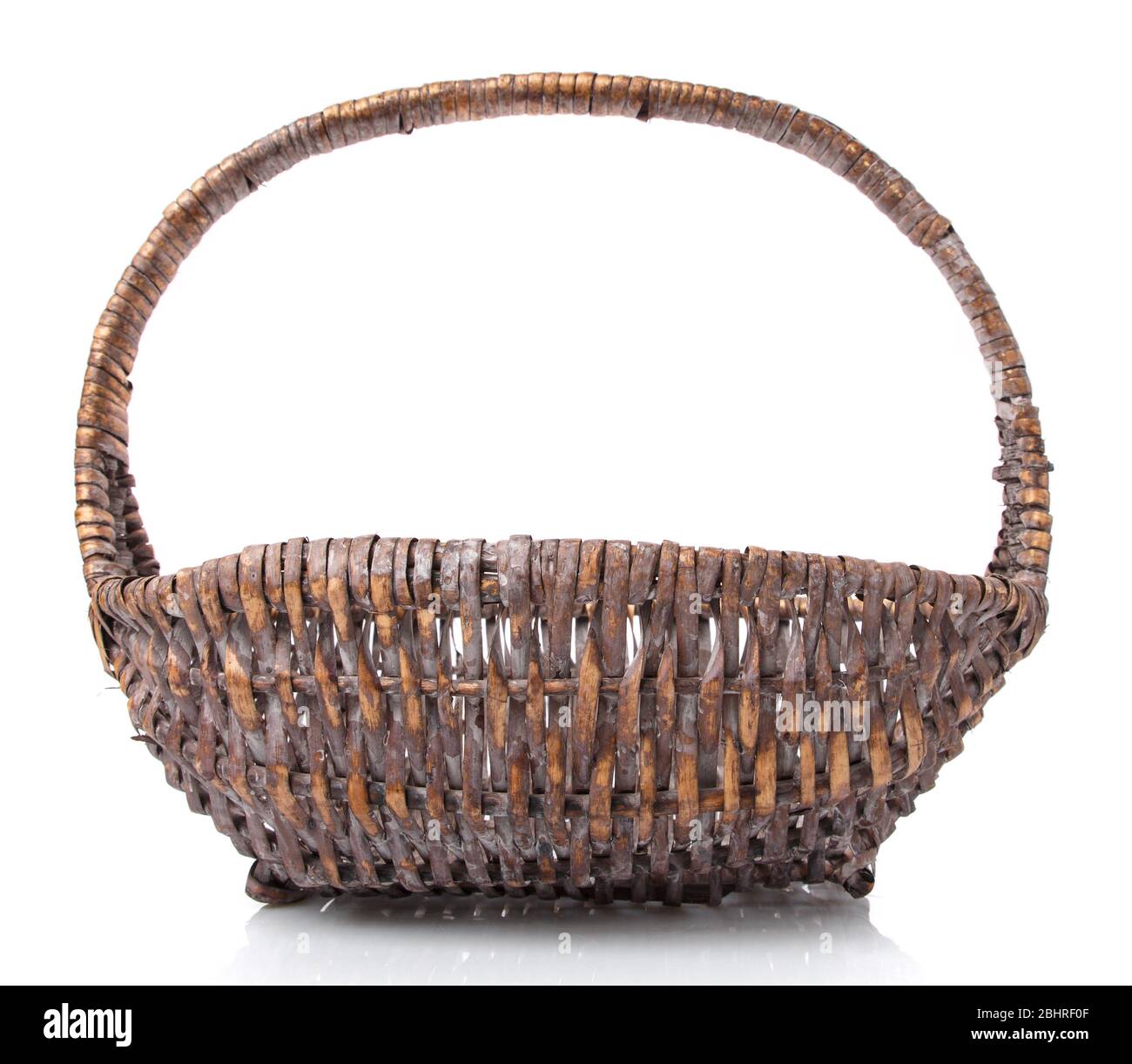 Panier en osier blanc original isolé sur blanc. Banque D'Images