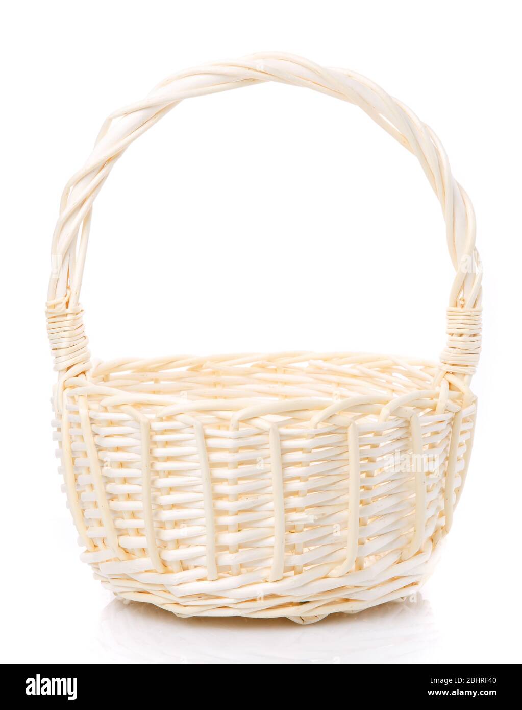 Panier en osier beige en vigne naturelle. Isolé. Banque D'Images