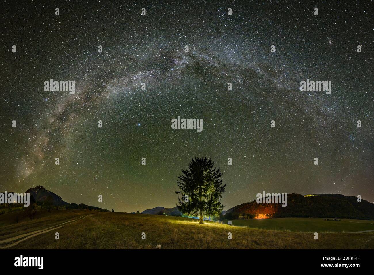 Milky Way au-dessus des montagnes Piatra Craiului en Roumanie Banque D'Images