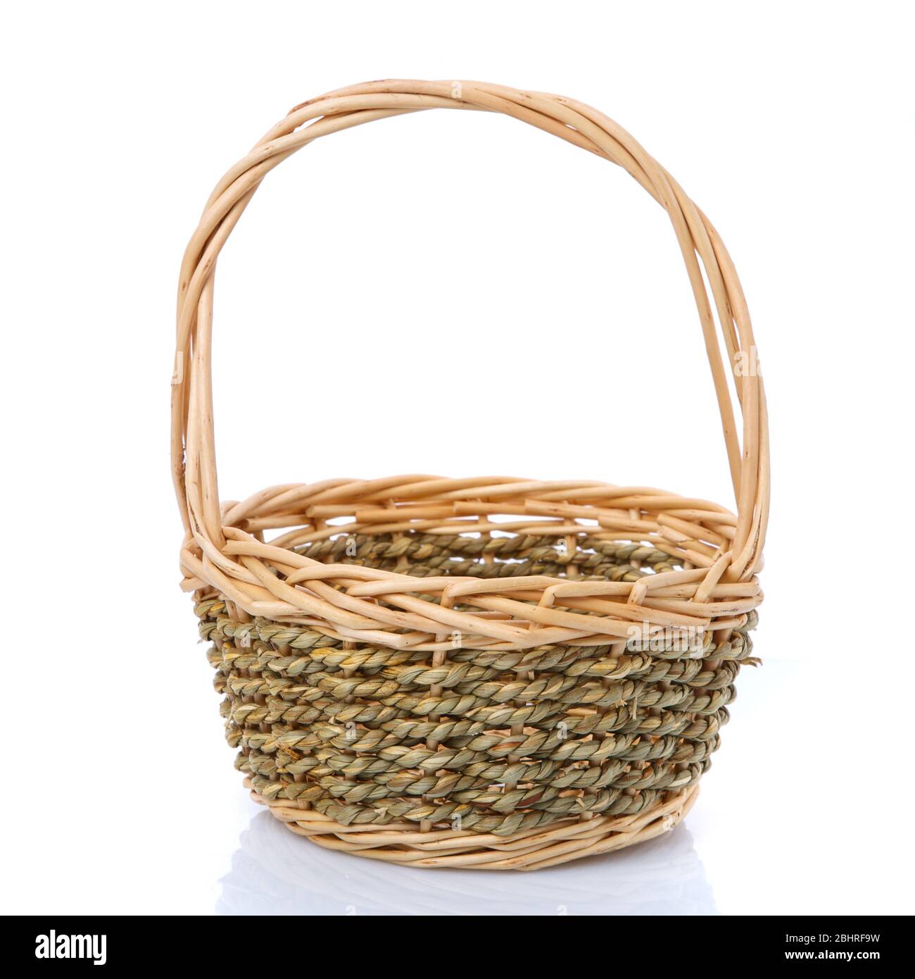 Panier en osier d'une vigne naturelle pour la récolte. Isolé sur blanc. Banque D'Images