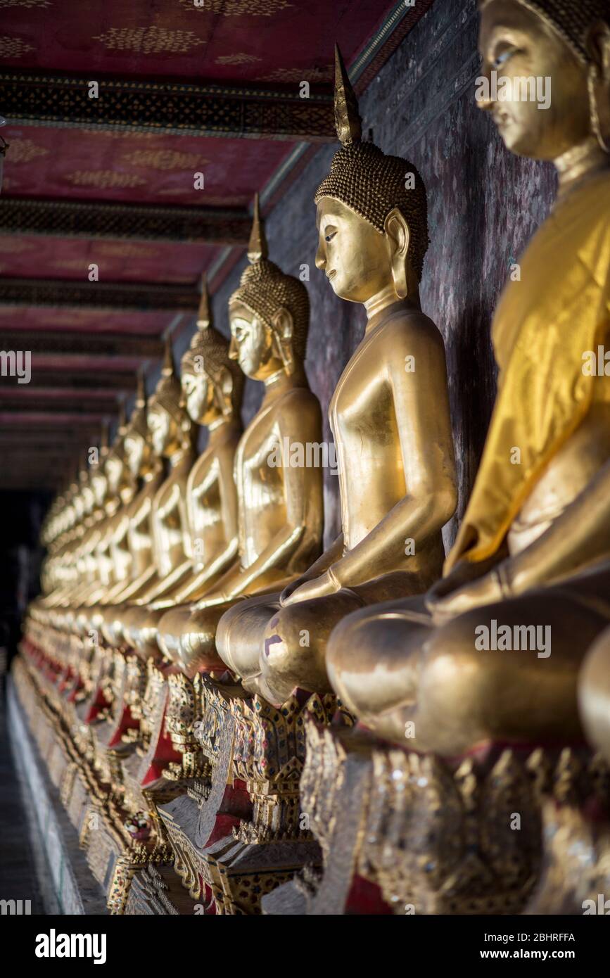 Bouddhas dorés au temple Wat Suthat de Bangkok, Thaïlande. Banque D'Images