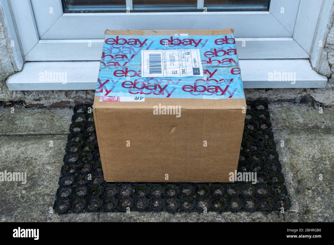 Colis eBay, boîte en carton, paquet, livraison, laissé à la porte, Royaume-Uni Banque D'Images