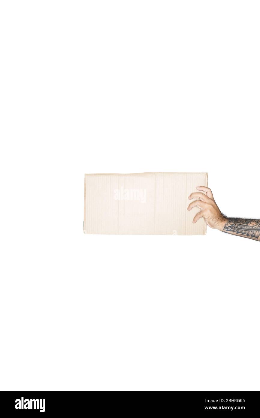 La main des hommes asiatiques tient du carton dans un fond blanc.le concept de protestation, attention, demande. Placer pour le texte ou l'espace de copie.chemin d'écrêtage. Banque D'Images