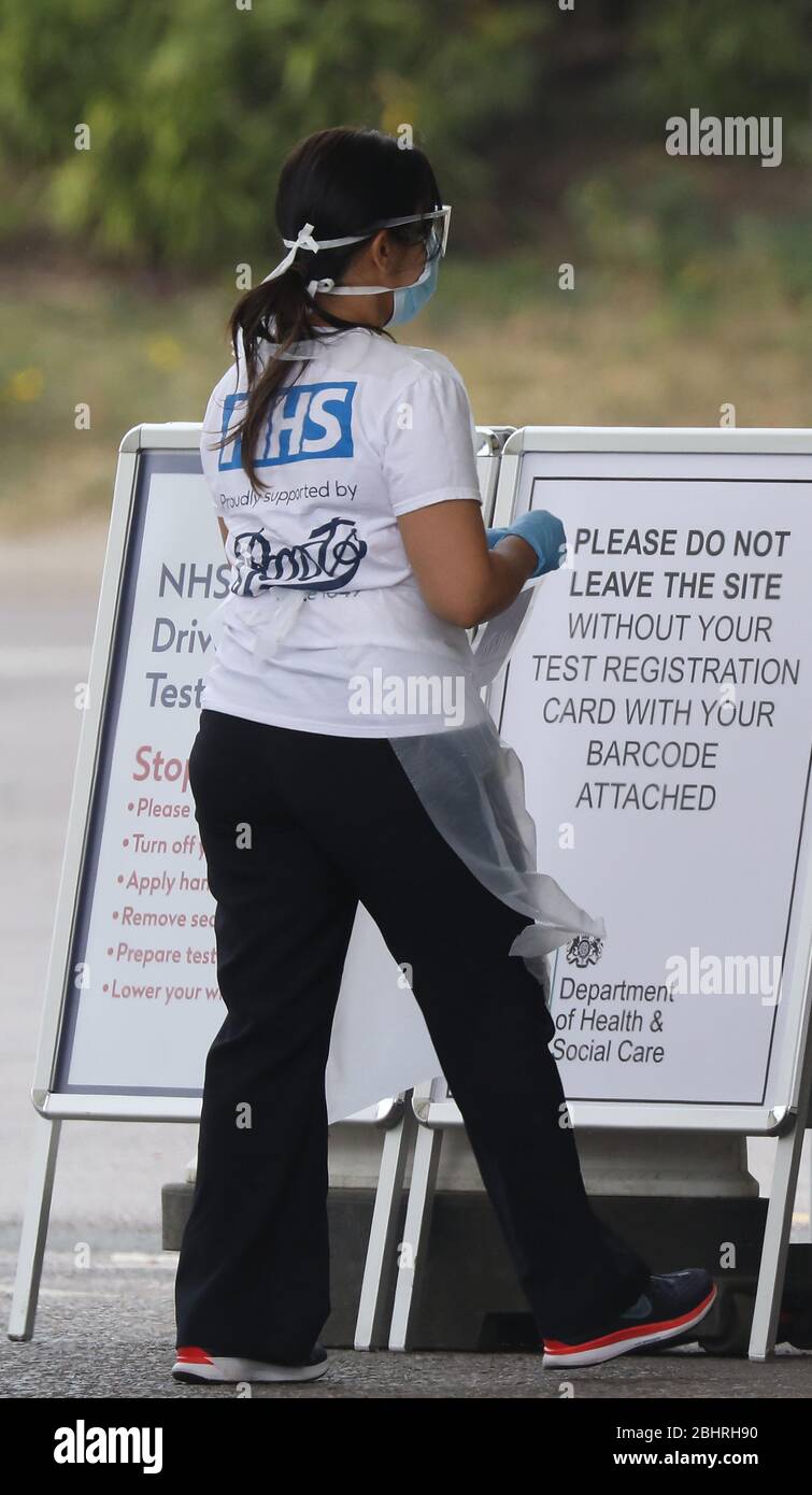 Chessington, Royaume-Uni. 27 avril 2020. Le personnel militaire teste le personnel du NHS lors d'une conduite de coronavirus du NHS par l'intermédiaire d'installations d'essai à Chessington, au sud-ouest de Londres. Crédit: James Boardman/Alay Live News Banque D'Images