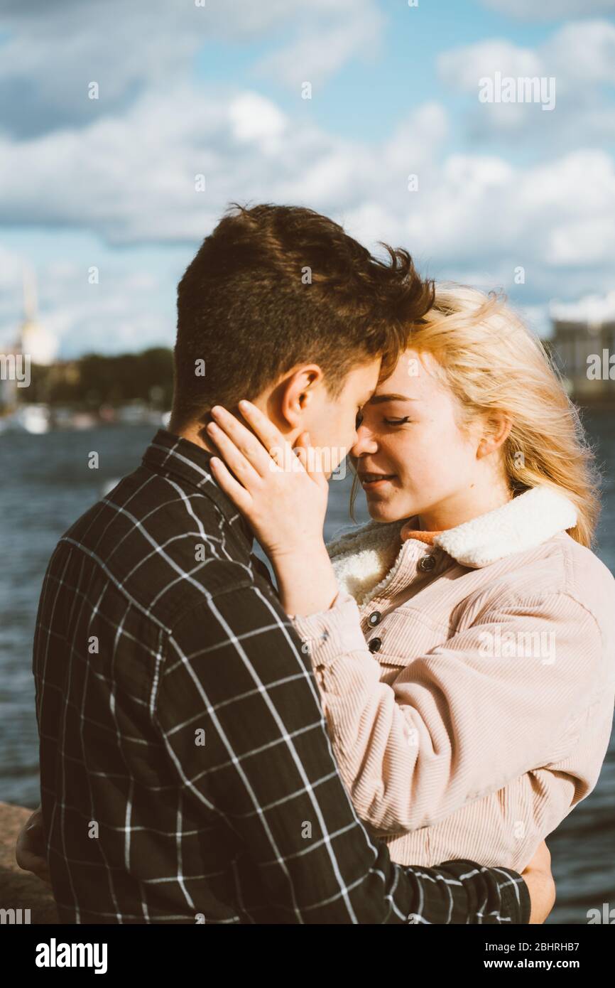 Le Garcon Regarde Fermement La Fille Et Veut Embrasser Un Jeune Couple Se Tient A L Embrasser Le Concept De L Amour D Adolescent Et Premier Baiser Les Sentiments Sinceres De Photo Stock Alamy Le Garcon Regarde Fermement La Fille Et Veut Embrasser Un Jeune Couple Se Tient A L Embrasser Le Concept De L Amour D Adolescent Et Premier Baiser Les Sentiments Sinceres De Photo Stock Alamy