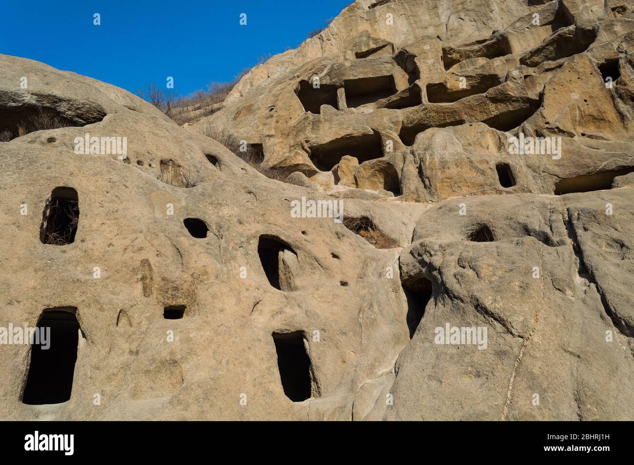 Anciens logements de falaises des grottes de Guyaju dans le comté de Yanqing, province de Hebei, à environ 80 kilomètres au nord-ouest de Pékin, le plus grand site d'une ancienne grotte r Banque D'Images