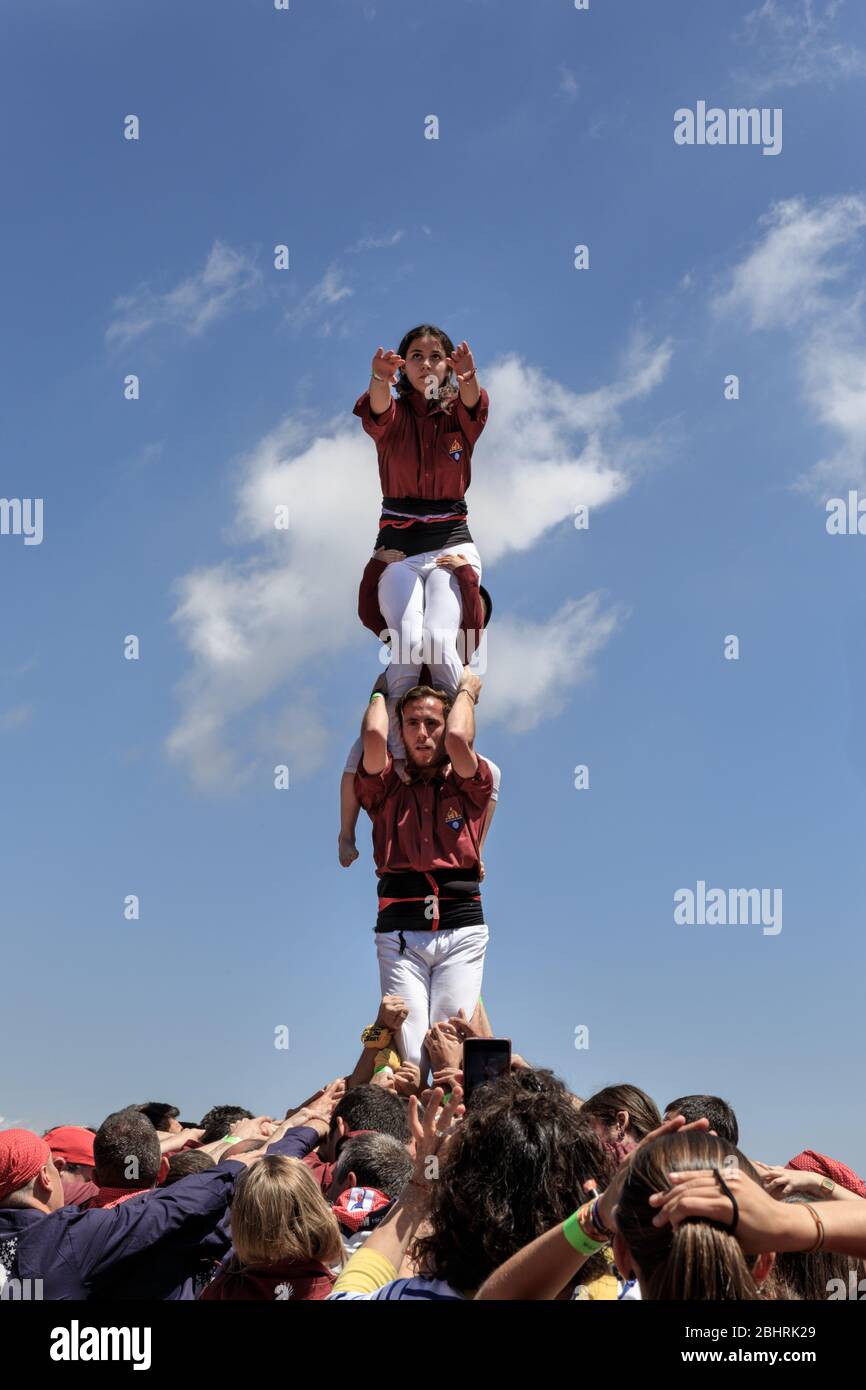 Castellers, les gens qui construisent un castell espagnol traditionnel ou une tour humaine à un festival à Barcelone, Catalogne, Espagne Banque D'Images