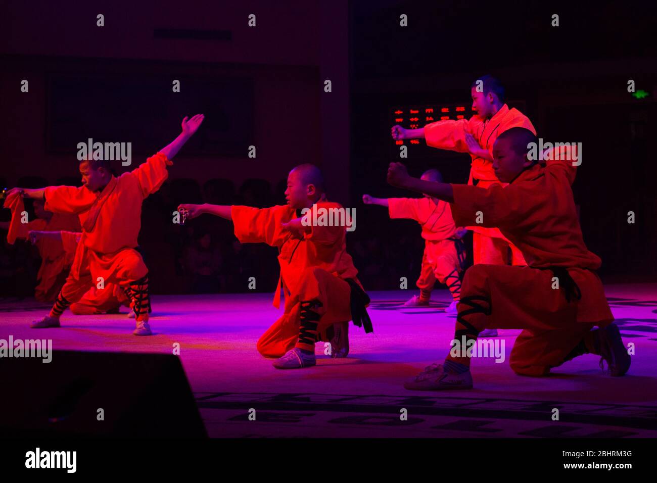 Shaolin, Luoyang, Henan Province / Chine - 4 janvier 2016 : démonstration de Shaolin Kung Fu par de jeunes apprentis au temple de Shaolin à Luoyang, Chine Banque D'Images