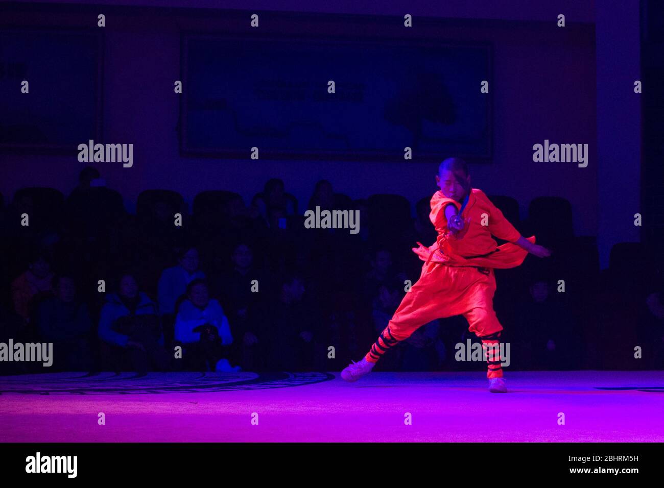 Shaolin, Luoyang, Henan Province / Chine - 4 janvier 2016 : démonstration de Shaolin Kung Fu par de jeunes apprentis au temple de Shaolin à Luoyang, Chine Banque D'Images