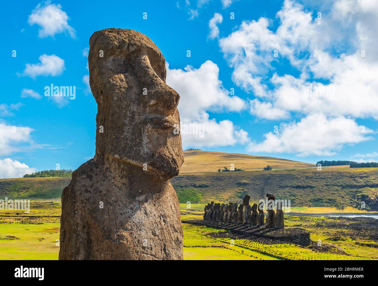 Statue de Moai gros plan le jour d'été, AHU Tongariki, Rapa Nui (île de Pâques), Chili. Banque D'Images