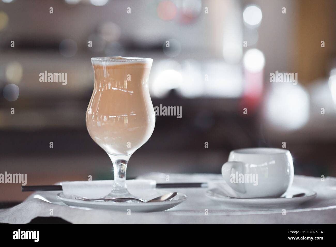 café au lait aromatique préparé dans un restaurant Banque D'Images