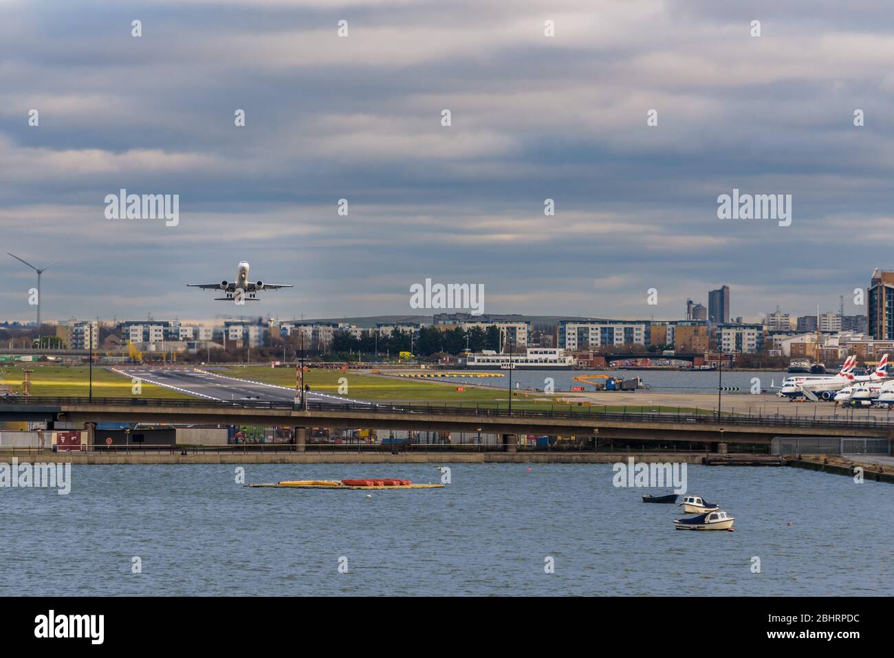 Vol en plein air d'Embraer ERJ-190 LR, Helvetic Airways, décollage de l'aéroport de Londres City (LCY). Vue du dessous. Angleterre. Banque D'Images