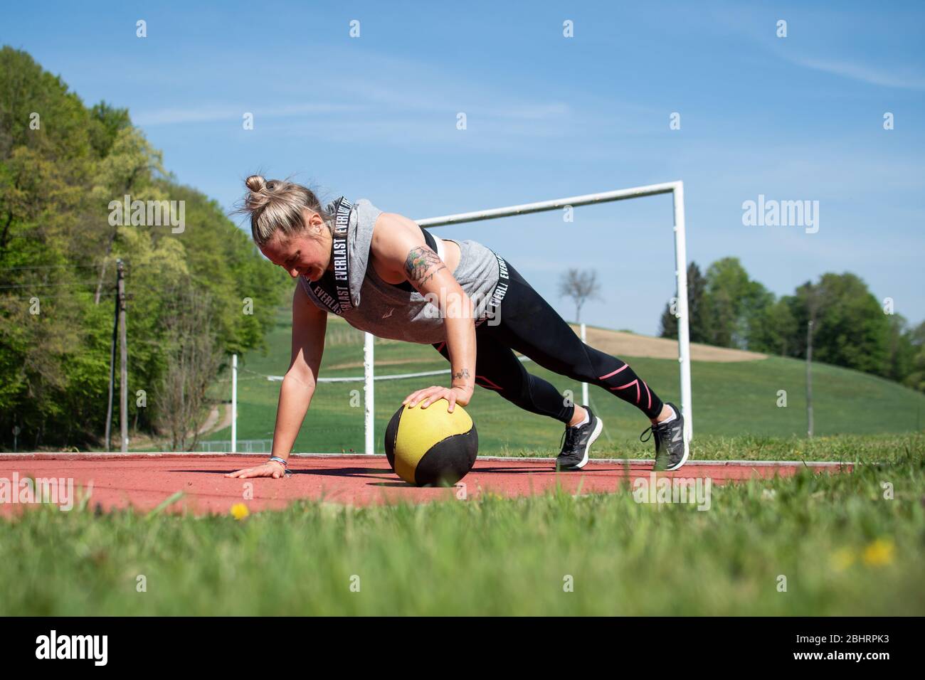 Maribor, Slovénie. 24 avril 2020. Un footballeur slovène et AC Milan Dominika Conc s'entraîne isolément à la campagne près de sa maison. Les athlètes de tout le pays s'entraînent à la maison en raison de la crise actuelle de Coronavirus. Crédit: SOPA Images Limited/Alay Live News Banque D'Images