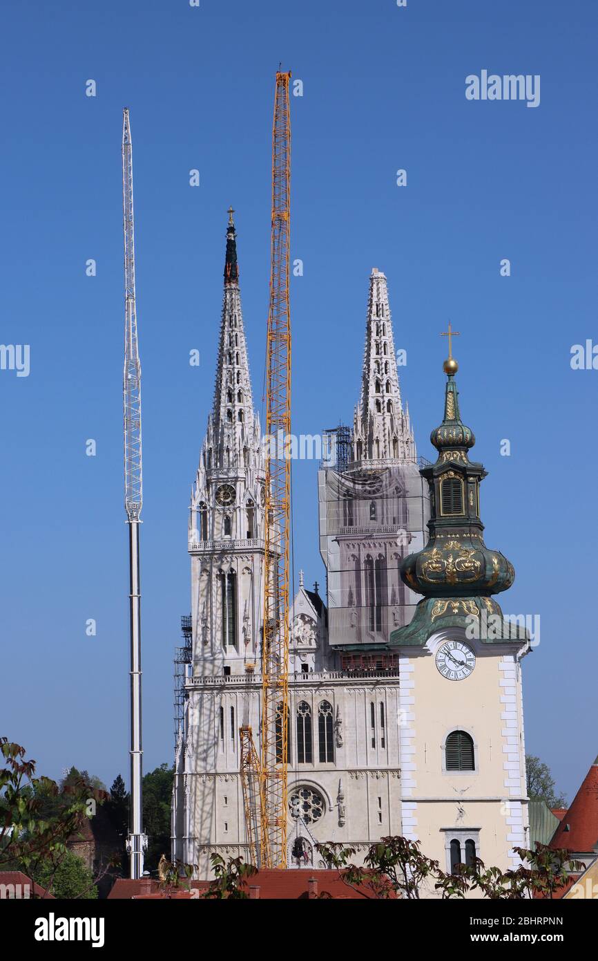 Enlèvement d'une partie de la tour gauche de la cathédrale de Zagreb, endommagé lors du séisme du 22 mars. 2020. La tour droite elle-même s'est effondrée. Banque D'Images