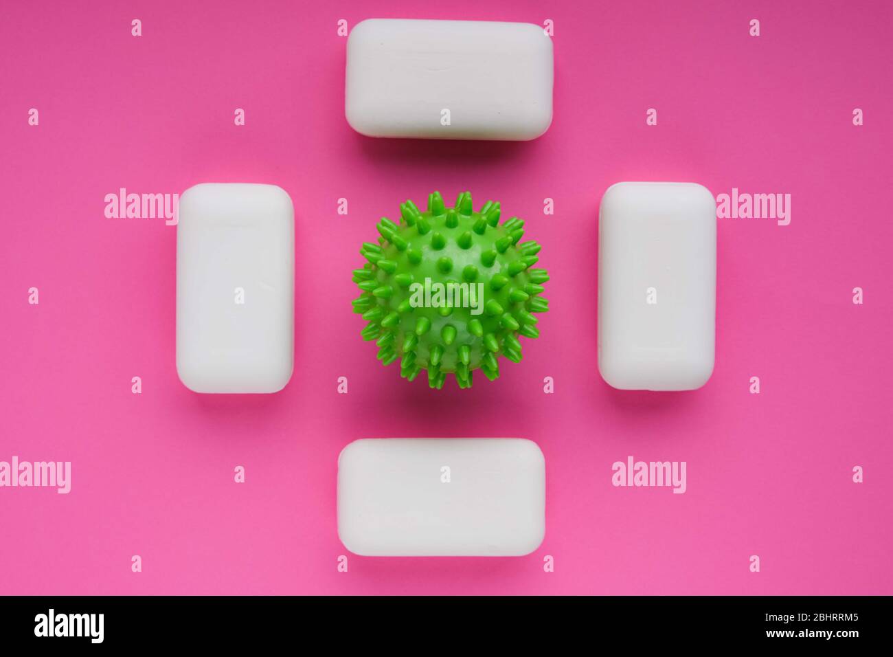 Virus symbolique ou bactéries ou cellules germinales en porte-savon. Concept de prévention contre l'Epidemie. Hygiène et protection de la santé. Banque D'Images