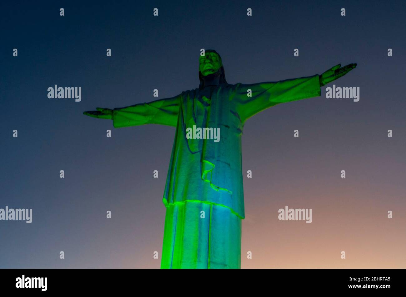 La statue du Christ Roi la nuit à Santiago de Cali dans la vallée de Cauca, Colombie, Amérique du Sud. Banque D'Images