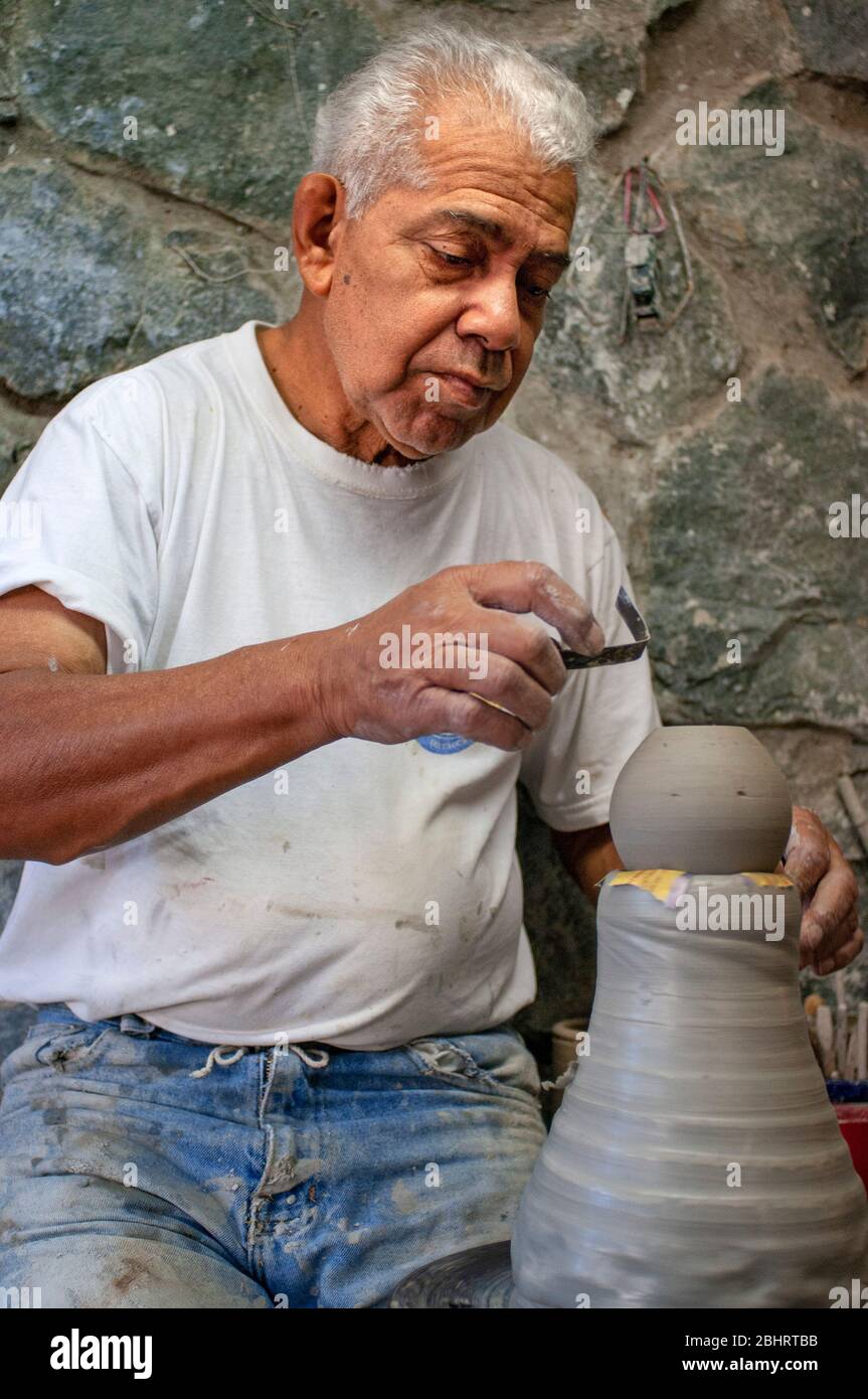 Artisan de Mauro Phazan galerie de céramique et atelier d'art. Quartier de San Antonio Cali dans la vallée de Cauca, Colombie, Amérique du Sud. El artista Banque D'Images
