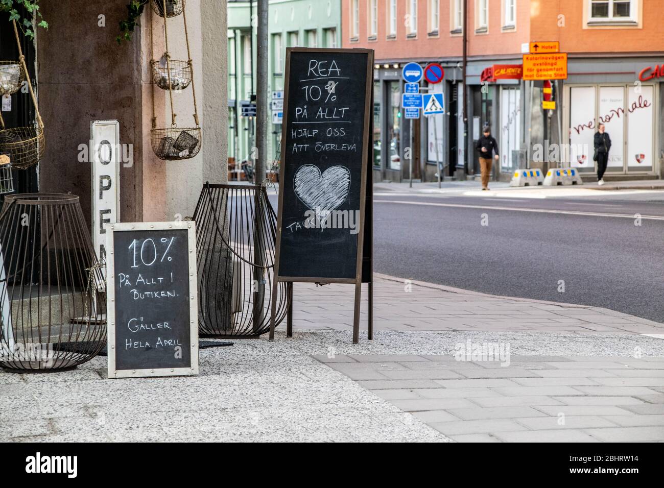 Sandwich sur le trottoir à l'extérieur du magasin situé dans le centre de Stockholm, en Suède. Le conseil dit qu'il y a une vente et demande un soutien pendant la pandémie de coronavirus Banque D'Images