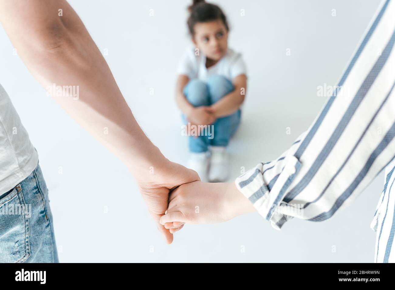 l'accent sélectif des parents d'accueil tenant les mains près de l'afro-américain a adopté la fille sur le blanc Banque D'Images