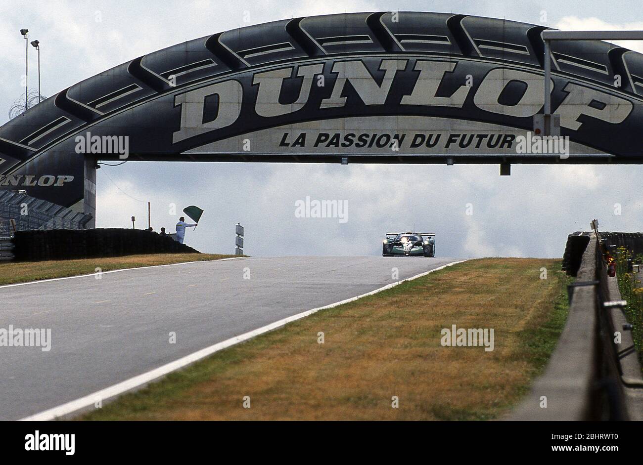 Bentley Speed 8 voiture numéro 7 passant sous le pont Dunlop sur la course de 24 heures du Mans 2001 Banque D'Images Bentley Speed 8 voiture numéro 7 passant sous le pont Dunlop sur la course de 24 heures du Mans 2001 Banque D'Images