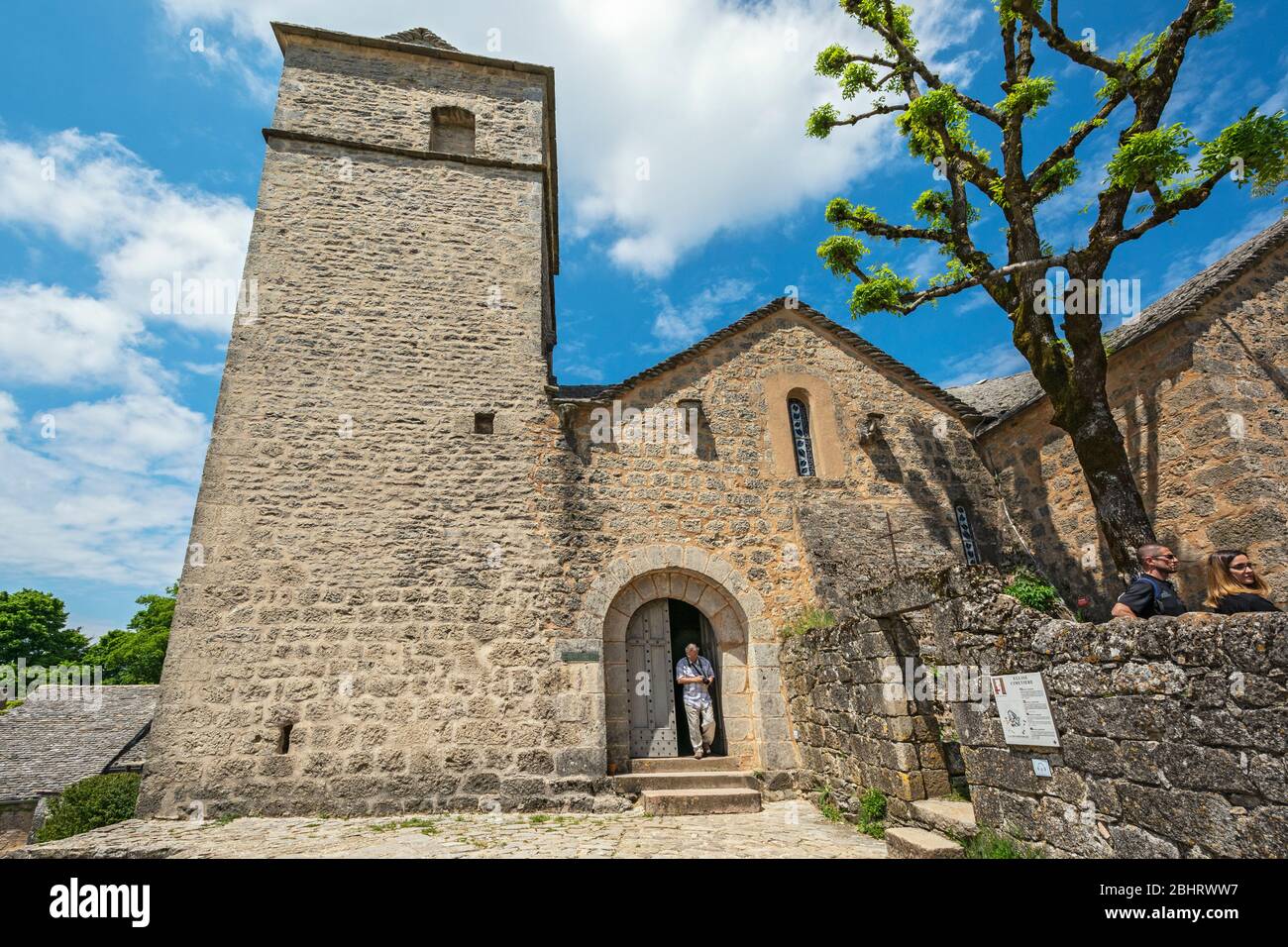 France, la Couvertoirade, ville fortifiée appartenant aux Templiers 12-13 C, remplacée par Hospitateurs 14 C, église Saint Christophe 14 C. Banque D'Images